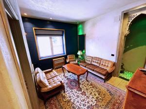 Meri Boutique Hotel في كورتشي: غرفة معيشة مع أريكة وطاولة
