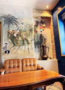 Meri Boutique Hotel في كورتشي: غرفة بها أريكة ولوحة على الحائط