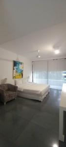 um quarto branco com uma cama grande e um sofá em Biệt thự 5PN Resort Sanctuary HỒ Tràm ll Bãi biển riêng ll hồ bơi BBQ em Xuyên Mộc