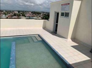 une piscine en face d'un bâtiment dans l'établissement Precious Moments Suite, à Mombasa