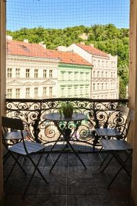 - un balcon avec une table et des chaises dans l'établissement Royal Route Residence Lesser Town, à Prague