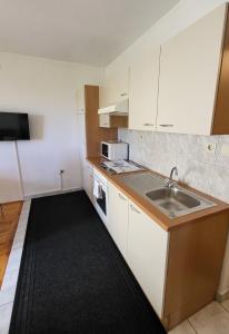 Kuchyň nebo kuchyňský kout v ubytování Apartmani Mira