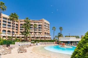 Résidence La Palme d'Azur - Cannes في كان: فندق فيه مسبح ومنتجع