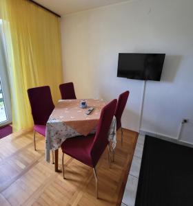 TV a/nebo společenská místnost v ubytování Apartmani Mira