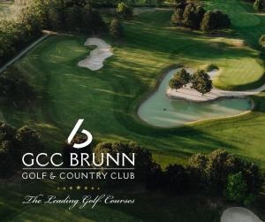 une affiche pour le club de golf country club dans l'établissement Tiny House Brunn am Gebirge, à Brunn am Gebirge