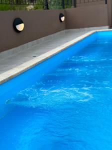 une grande piscine bleue avec de l'eau bleue dans l'établissement Residence Spa Apartments DUB, à Kotor