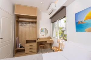 1 dormitorio con cama, escritorio y espejo en Anastasia Studios Hanioti en Chanioti
