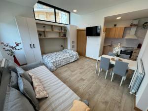 Apartamentos Montejurra في Ayegui: غرفة معيشة مع أريكة وغرفة طعام