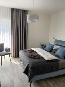 Katil atau katil-katil dalam bilik di Mega Lux Apartament z Basenem & Spa
