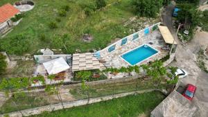 una vista aérea de una piscina en un patio en Gazdinstvo Vukanović - Kuća za odmor, en Trebinje