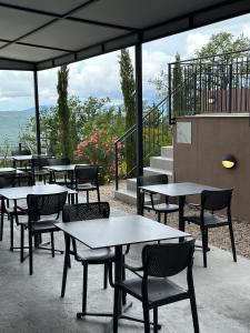 un gruppo di tavoli e sedie seduti su un patio di Residence Spa Apartments DUB a Kotor (Cattaro)