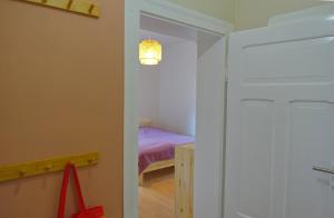 Habitación con una puerta que conduce a un dormitorio en FEWO mit Sauna & Gartenblick en Neustadt in Sachsen