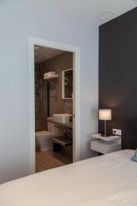 une chambre avec une salle de bain avec baignoire et lavabo dans l'établissement Mediterraneo Stay, à Valence