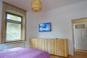 1 dormitorio con cama y ventana en FEWO mit Sauna & Gartenblick en Neustadt in Sachsen