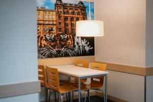 Glasgow Youth Hostel في غلاسكو: غرفة طعام مع طاولة وكراسي