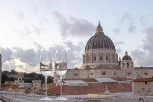 zwei Weingläser auf einem Felsvorsprung vor einem Gebäude in der Unterkunft The Aristocats Apartment in Rom