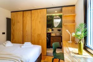 Un dormitorio con una cama y una silla verde. en iFlat Campo de' Fiori modern apartment, en Roma