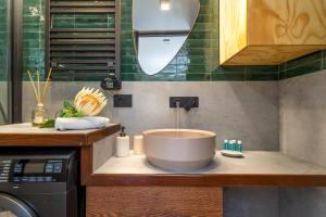 Una encimera de cocina con fregadero y microondas. en iFlat Campo de' Fiori modern apartment, en Roma