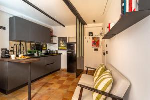 Una cocina con un sofá y una mesa en una habitación. en iFlat Campo de' Fiori modern apartment, en Roma