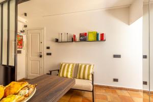 una sala de estar con una mesa y una silla en iFlat Campo de' Fiori modern apartment, en Roma 15 fotos más