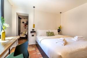 Un dormitorio con dos camas y un escritorio. en iFlat Campo de' Fiori modern apartment, en Roma