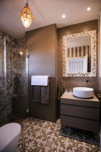 La salle de bains est pourvue d'un lavabo et d'un miroir. dans l'établissement La Farm Baleares, à Santa Maria del Camí
