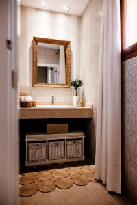La salle de bains est pourvue d'un lavabo et d'un miroir. dans l'établissement La Farm Baleares, à Santa Maria del Camí
