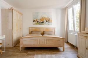 Tolles Apartment in idyllischer ruhiger Lage في براونشفايغ: غرفة نوم بسرير ودهان على الحائط