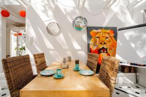 a dining room table with a painting of a lion at Tolles Apartment in idyllischer ruhiger Lage in Braunschweig