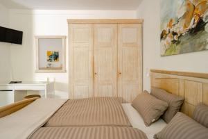 1 dormitorio con 1 cama y armario en Tolles Apartment in idyllischer ruhiger Lage en Brunswick