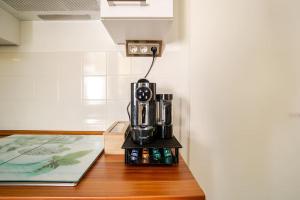 Tolles Apartment in idyllischer ruhiger Lage في براونشفايغ: وجود آلة صنع القهوة على طاولة في الغرفة