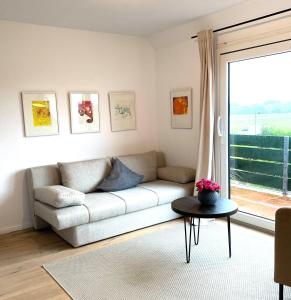 a living room with a couch and a table at Appartement Backbord in Morsum