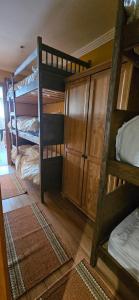 - une chambre avec 4 lits superposés dans une maison dans l'établissement Apartamento Sierra Nevada, à Sierra Nevada