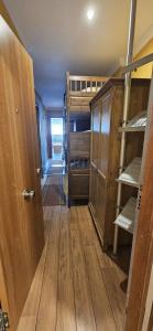 Cette chambre dispose de lits superposés, de parquet et d'une porte. dans l'établissement Apartamento Sierra Nevada, à Sierra Nevada