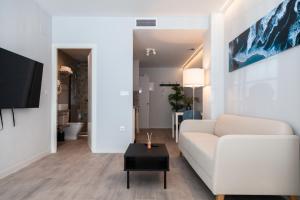 un salon avec un canapé blanc et une table dans l'établissement Mediterraneo Stay, à Valence