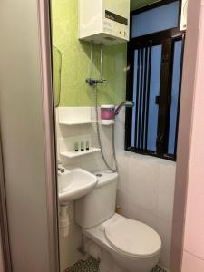 香港にあるHoliday Guest Houseの小さなバスルーム(トイレ、シンク付)