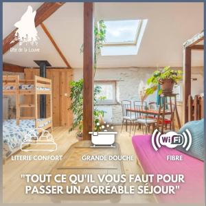 Le Loft, chambre triple - Gîte de la Louve في Fougax-et-Barrineuf: غرفة مع سرير علوي وغرفة طعام