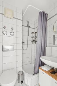 ein Bad mit einem Waschbecken, einem WC und einer Dusche in der Unterkunft Salí Homes LM1 Studio mit guter Anbindung an die A9 in Bayreuth