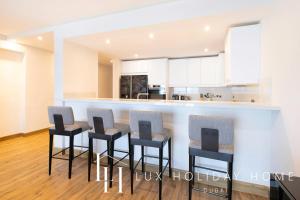 Cuisine ou kitchenette dans l'établissement LUX The Bonnington JLT Suite