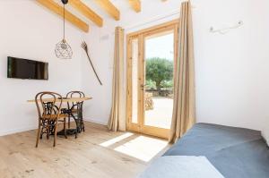 a bedroom with a bed and a table with chairs at Agroturismo Cal Tio 4, YourHouse in Costitx
