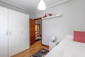 Łóżko lub łóżka w pokoju w obiekcie Etxebarria apartment by People Rentals