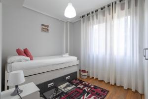 Łóżko lub łóżka w pokoju w obiekcie Etxebarria apartment by People Rentals