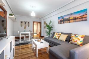salon z kanapą i stołem w obiekcie Etxebarria apartment by People Rentals w mieście Bilbao