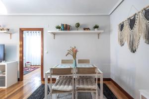 Telewizja i/lub zestaw kina domowego w obiekcie Etxebarria apartment by People Rentals