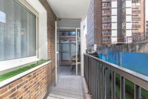 een balkon van een gebouw met een raam bij Etxebarria apartment by People Rentals in Bilbao