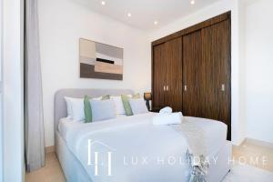 Un ou plusieurs lits dans un hébergement de l'établissement LUX The Bonnington JLT Suite