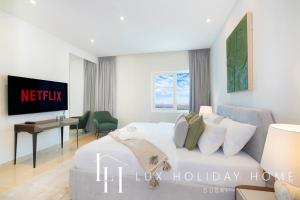Télévision ou salle de divertissement dans l'établissement LUX The Bonnington JLT Suite