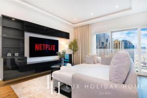 Télévision ou salle de divertissement dans l'établissement LUX The Bonnington JLT Suite