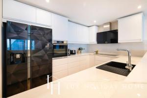 Cuisine ou kitchenette dans l'établissement LUX The Bonnington JLT Suite