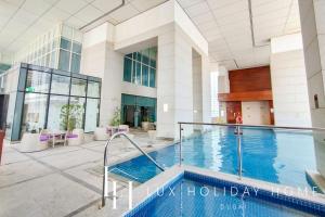 Piscine de l'établissement LUX The Bonnington JLT Suite ou située à proximité